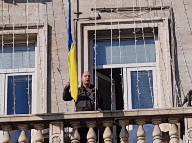 Вижте как свалиха знамето на Украйна от кабинета на Фандъкова