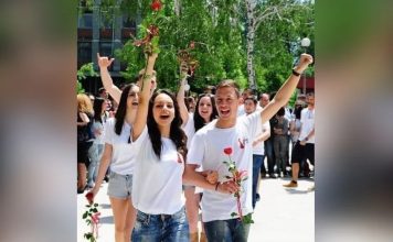 Абитуриенти отидоха с тениски на бала и дариха 90 000 лв. на деца сираци, вместо да ги изхарчат за лимузини, рокли и пиене Абитуриенти отидоха с тениски на бала и дариха 90 000 лв. на деца сираци, вместо да ги изхарчат за лимузини, рокли и пиене